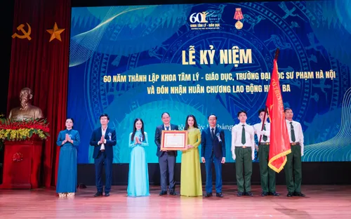 Một khoa của Trường ĐHSP Hà Nội nhận Huân chương Lao động hạng Ba
