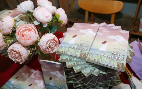 Những tiếc nuối và dịu êm trong cuốn sách "Để con ôm mẹ nhé!"