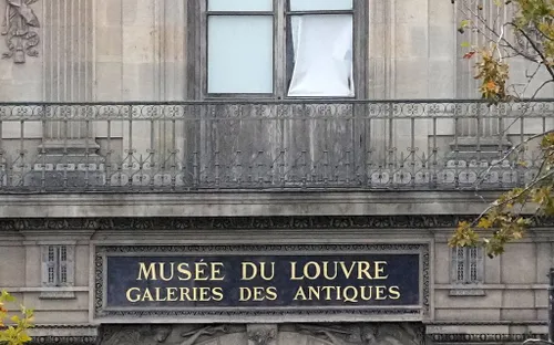 Vụ trộm táo bạo giữa ban ngày tại bảo tàng Louvre ở Paris