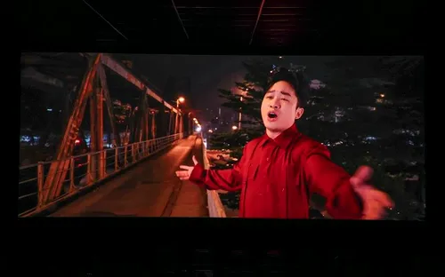 Về miền ký ức xưa với MV “Hà Nội đêm giao mùa”