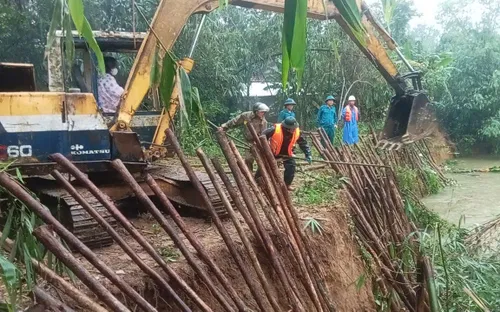Khẩn trương gia cố đoạn sạt lở sông Bù Lu