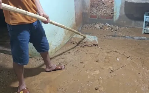 Khẩn trương khắc phục tình trạng đất đá công trình cao tốc tràn vào nhà dân