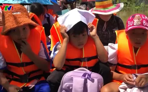 Xã Phú Hữu (An Giang) tổ chức đưa đón học sinh đến trường mùa lũ