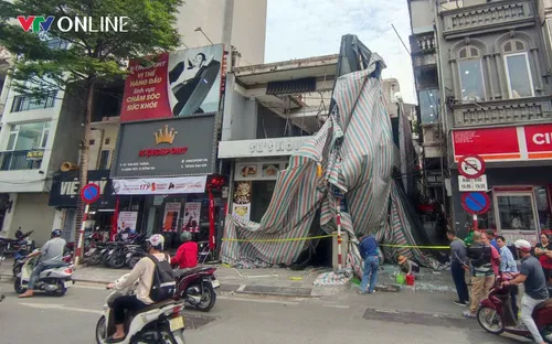 Điều tra vụ tấm bê tông rơi trúng người đi đường ở Hà Nội, 1 người tử vong