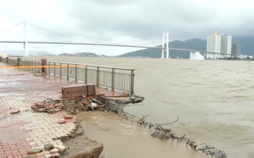Đà Nẵng: Mực nước sông Hàn dâng cao, sóng mạnh gây hư hại bờ kè