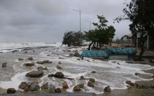Huế: Gió mạnh và sóng lớn, nước biển dâng ngập khu dân cư ven biển Thuận An
