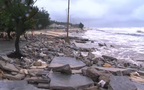 Sóng biển dâng cao nước tràn vào khu dân cư