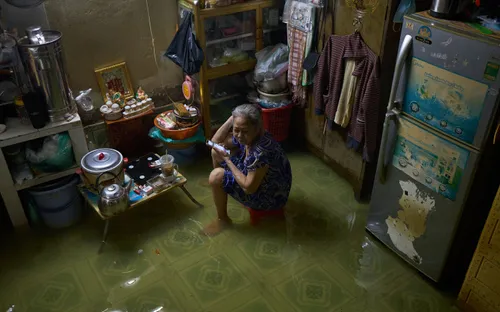 Người dân TP Hồ Chí Minh trở tay không kịp khi triều cường đạt đỉnh