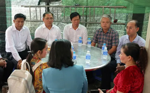 Cần Thơ: Thăm hỏi, hỗ trợ gia đình hai em nhỏ bị điện giật tử vong khi triều cường