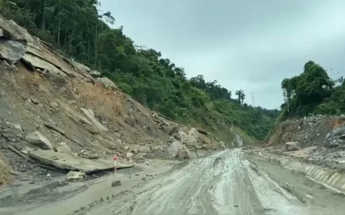 Sạt lở trên Quốc lộ 14E qua TP Đà Nẵng