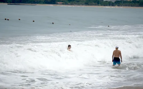 Khánh Hòa: Người dân và du khách không tắm biển trong mùa mưa bão