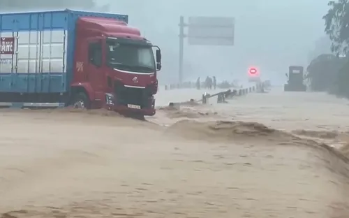 Mưa lớn gây ách tắc giao thông khu vực miền núi TP Huế