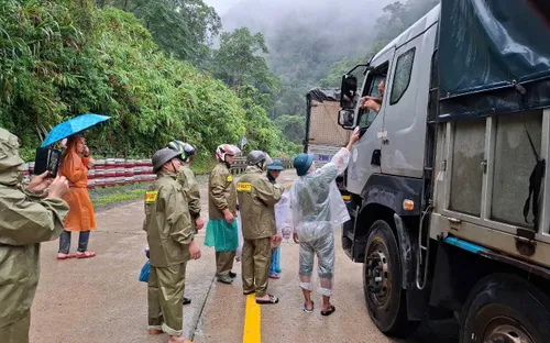 Đà Nẵng: Sạt lở gây ách tắc đường Hồ Chí Minh tại chân đèo Lò Xo