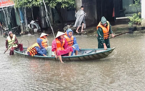 Nước lũ lên nhanh khiến nhiều nơi ở thành phố Đà Nẵng bị cô lập