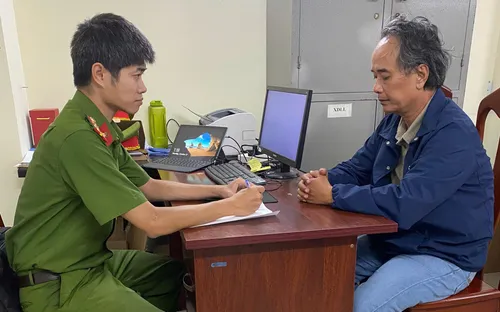 Tạm giữ hình sự đối tượng đánh tài xế taxi tới tấp giữa đường phố Nha Trang