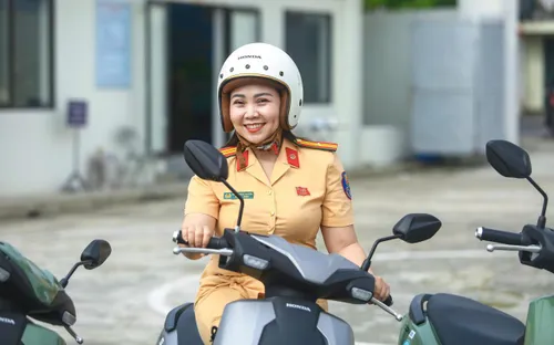 Hà Nội: CSGT tập huấn kỹ năng lái xe gắn máy an toàn cho học sinh