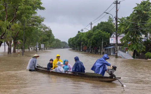 Hơn 35.000 ngôi nhà ở thành phố Huế chìm trong nước lũ