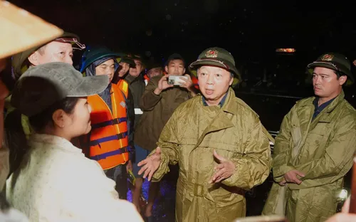 Phó Thủ tướng Trần Hồng Hà kiểm tra vùng ngập, động viên người dân Huế vượt qua lũ lớn