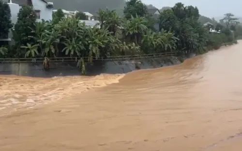 Mưa lũ, sạt lở cuốn trôi nhà dân ở miền núi