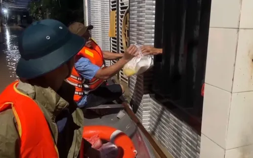 Tiếp tế lương thực cho người dân vùng lụt Hội An