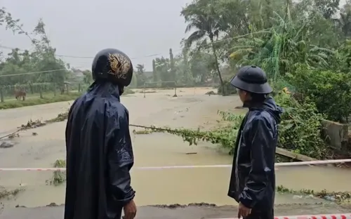 Ngập lụt, sạt lở gây chia cắt nhiều vùng ở Huế