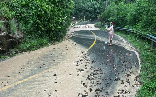 Khánh Hòa: Khẩn trương khắc phục sạt lở trên đèo Khánh Sơn