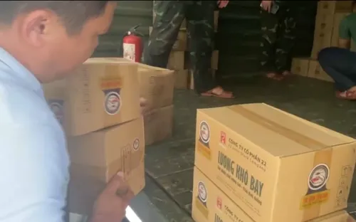 Khẩn cấp cứu trợ nhu yếu phẩm cho người dân vũng lũ