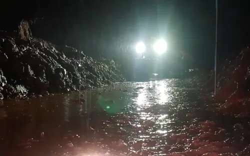 Mưa lớn ảnh hưởng nỗ lực thông tuyến đường Hồ Chí Minh