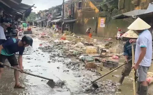 Dọn vệ sinh môi trường sau ngập lụt