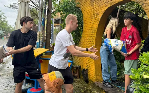 Du khách quốc tế chung tay cùng người dân Hội An khắc phục hậu quả mưa lũ