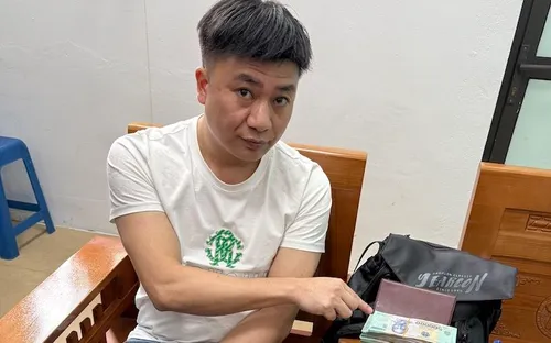 Bắt 2 người nước ngoài vận chuyển trái phép gần 500 triệu đồng qua cửa khẩu