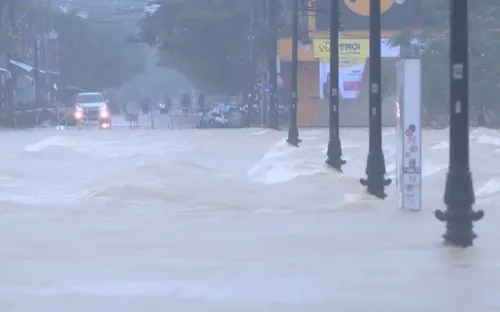 Huế: Mưa lớn, nước sông dâng cao trở lại