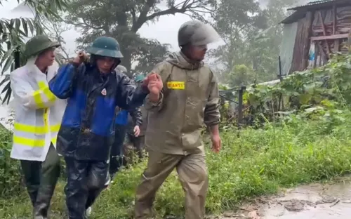 Đà Nẵng giải cứu người bị vùi lấp do sạt lở