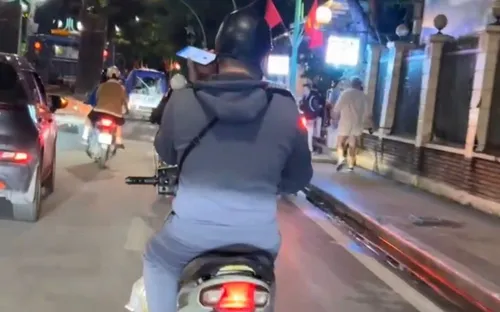 Trừ 4 điểm trên GPLX đối với thanh niên vừa điều khiển xe vừa sử dụng điện thoại