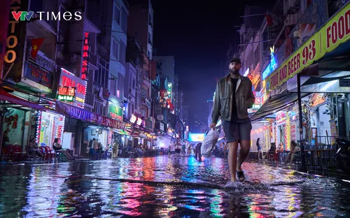 TP Hồ Chí Minh: Mưa lớn biến phố Tây Bùi Viện thành “biển nước”, nhiều du khách lội mưa giữa đêm