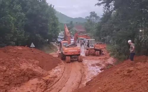 Điều phối vật tư khắc phục hàng loạt tuyến quốc lộ ở miền Trung bị sạt lở sau mưa lũ