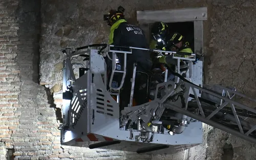 Công nhân tử vong sau 11 giờ mắc kẹt trong tòa tháp thời trung cổ bị sập ở Italy 