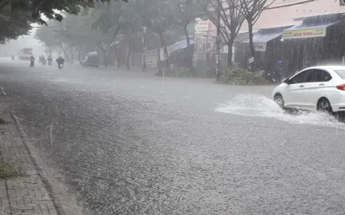 Mưa lớn ở miền Trung từ 6/11, có nơi trên 600mm, cảnh báo lũ quét