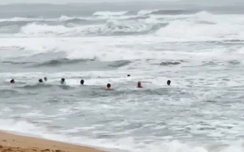 Cảnh báo nguy hiểm khi tắm biển trước bão