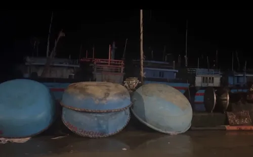 Tàu cá bị đứt neo do bão