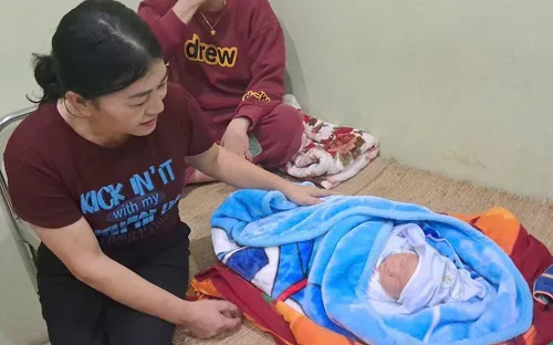 Bé sơ sinh bị bỏ rơi trước cổng nhà dân