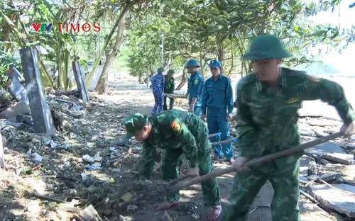 Quảng Ngãi: Kè biển sạt lở sau bão 13, Bộ đội Biên phòng giúp dân khắc phục hậu quả
