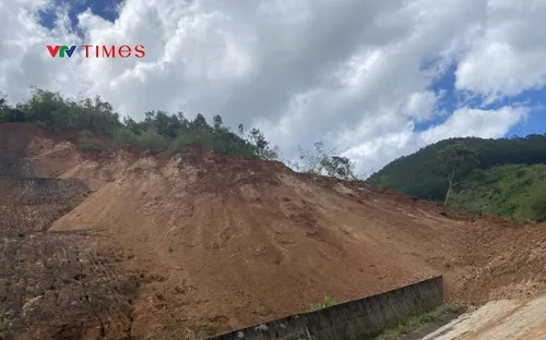 Quảng Ngãi: Sạt lở lớn bất thường, cô lập hoàn toàn thôn Tu Thó