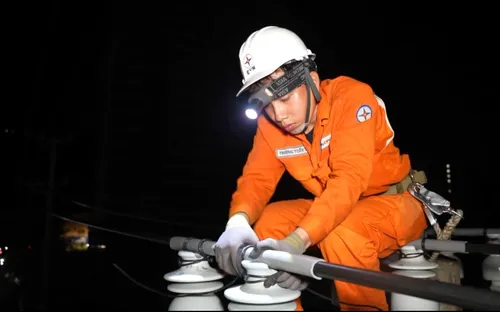 Nỗ lực khắc phục lưới điện trong đêm