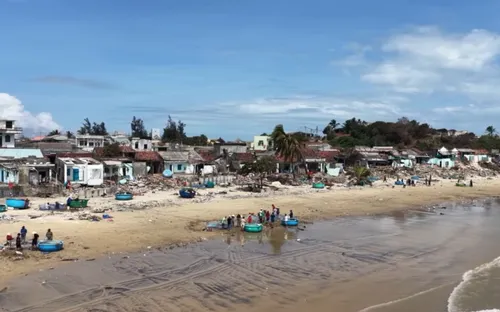 Làng chài tan hoang sau bão