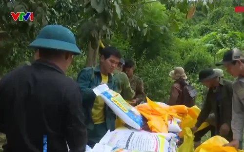 Gùi lương thực vượt lòng hồ thủy điện tiếp tế cho bà con đồng bào Cơ Tu bị cô lập