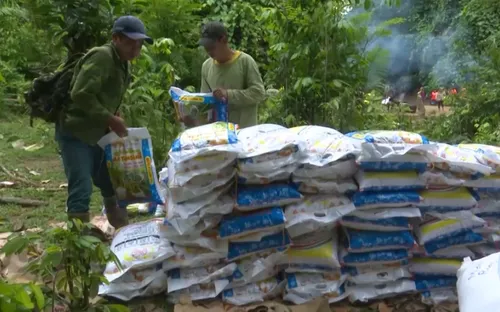 Đồng bào Cơ Tu bị cô lập vui mừng nhận được nhu yếu phẩm