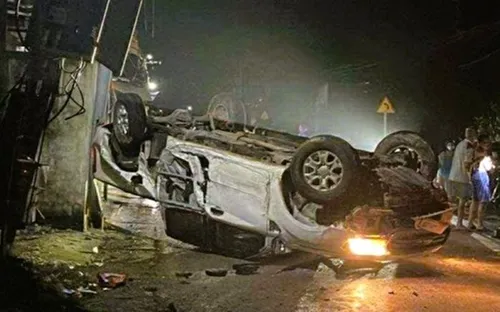 Xe bán tải lật ngửa va vào xe máy, 2 vợ chồng giáo viên thương vong