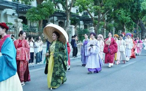 Diễu hành trình diễn áo dài tôn vinh di sản Việt lớn nhất từ trước tới nay
