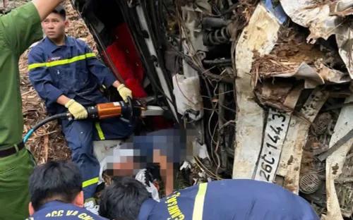 Xe tải mất phanh lao xuống dốc Cun, cảnh sát phá cabin cứu người mắc kẹt